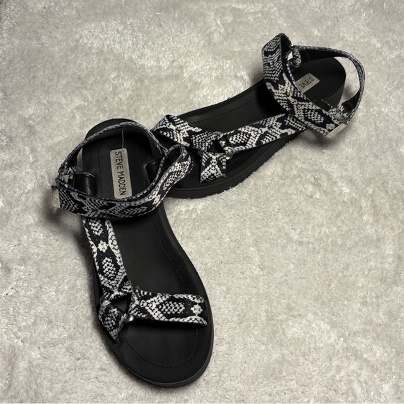 Steve Madden Shoes - Steve Madden Black and White Snake Print Sandals Platforms Whimsygoth Witch Sz 8